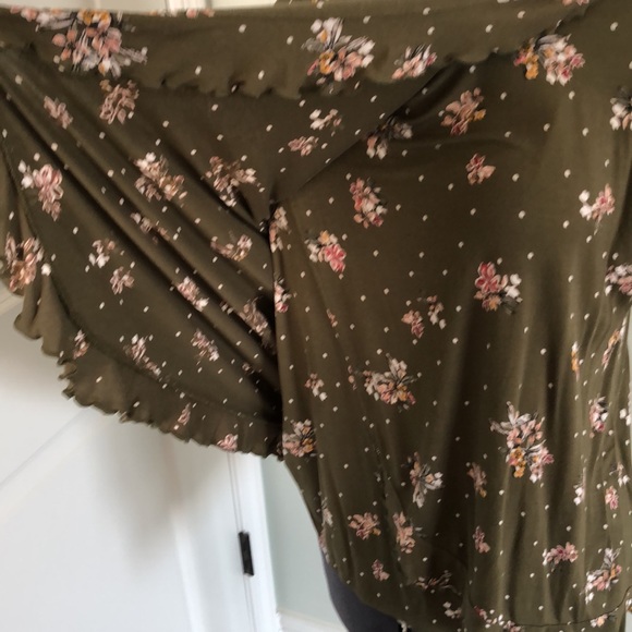 A glow maturinity and nursing top - Picture 2 of 6